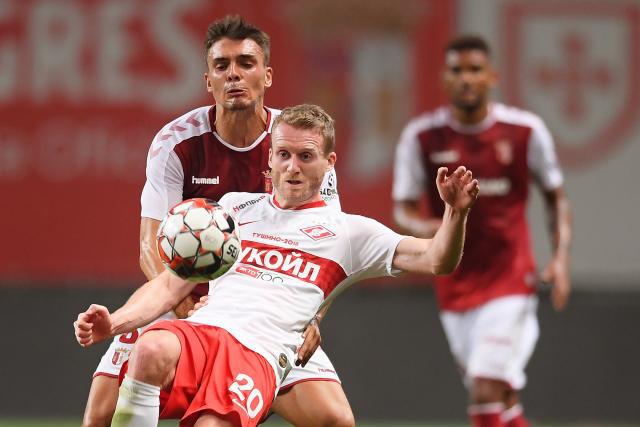 梅西社交媒体晒图 球场边悠闲喝茶发型梦回2018